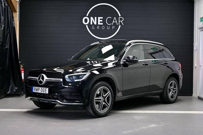 Svart Begagnad 2020 Mercedes GLC300e AMG SUV | 419 800 kr (Dyr) - Bild 1/4