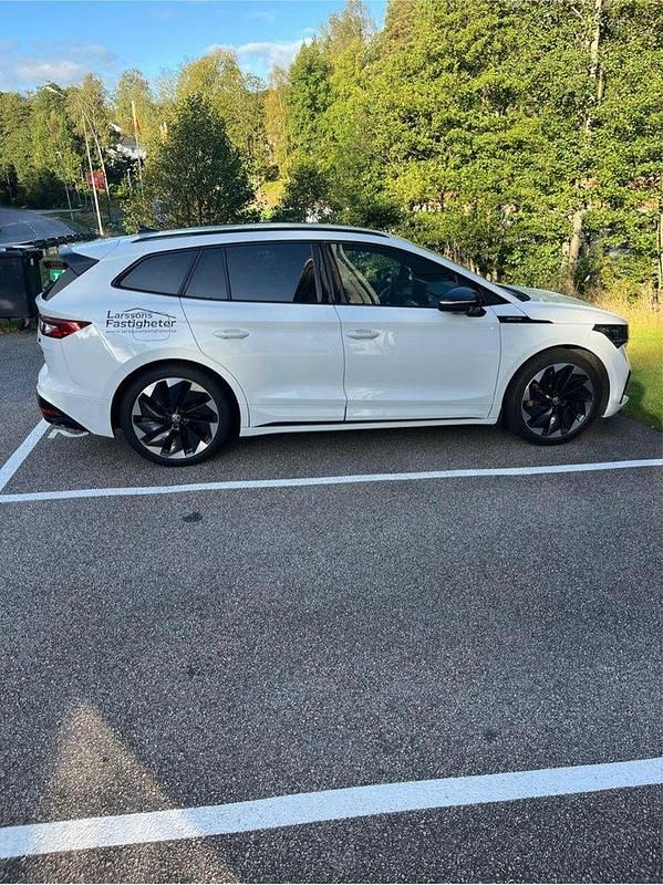 Vit Begagnad 2023 Skoda Enyaq iV SportLine SUV | 375 000 kr (Superpris) - Bild 1/4