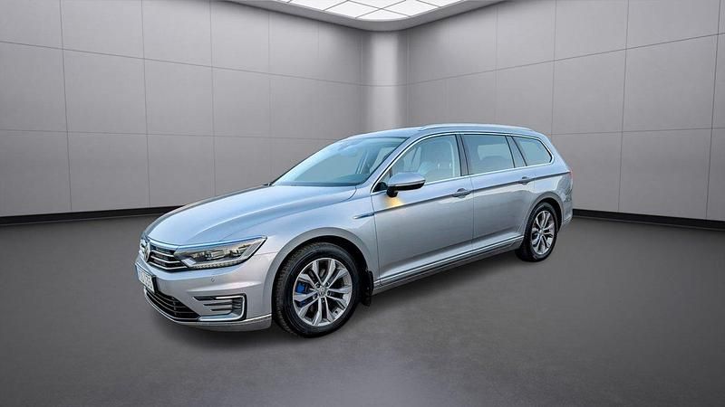 Silver Begagnad 2019 VW Passat GTE Kombi | 169 900 kr (Bra pris) - Bild 1/4