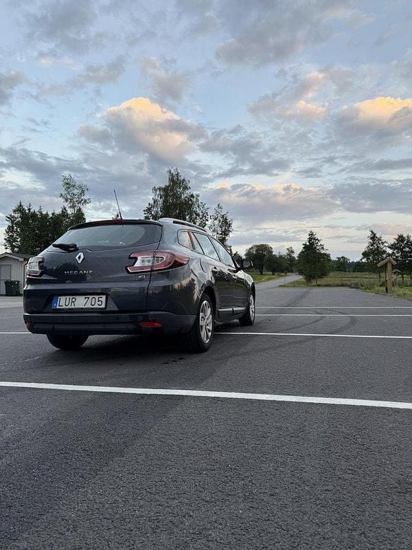 Grå Begagnad 2011 Renault Mégane GrandTour Kombi | 25 000 kr (Marknadspris) - Bild 1/4