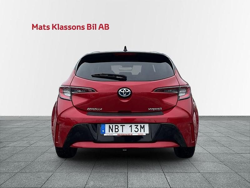 Begagnad Toyota Corolla Hybrid Executive 124 HK (91 kW) 2019 Röd Halvkombi