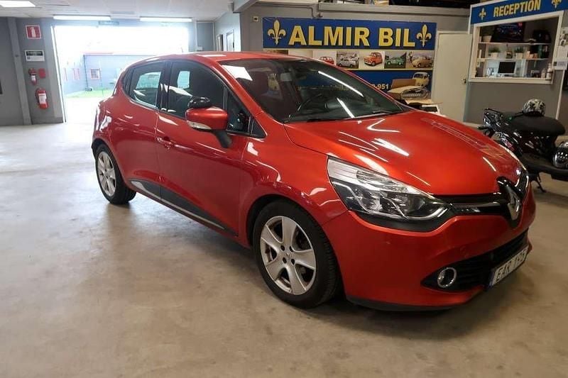 Röd Begagnad 2014 Renault Clio IV Halvkombi | 69 900 kr (Marknadspris) - Bild 1/2