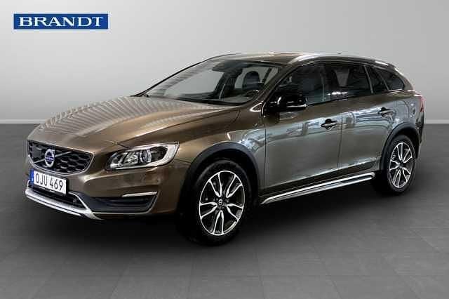 Brun Begagnad 2017 Volvo V60 CC Summum Kombi | 239 900 kr (Bra pris) - Bild 1/4