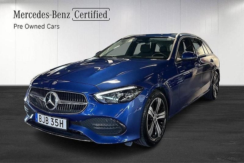 Blå Begagnad 2022 Mercedes C200 Avantgarde Kombi | 389 900 kr (Marknadspris) - Bild 1/4
