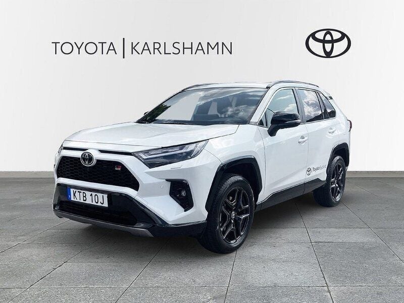 Vit Ny 2025 Toyota RAV4 Hybrid Sport SUV | 489 000 kr (Bra pris) - Bild 1/4