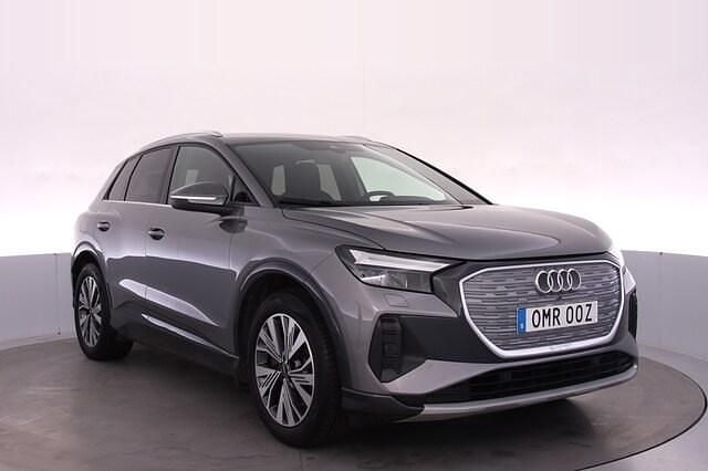 Grå Begagnad 2023 Audi Q4 e-tron Advanced SUV | 379 000 kr (Marknadspris) - Bild 1/4