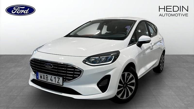 Vit Begagnad 2023 Ford Fiesta Titanium Halvkombi | 159 900 kr (Marknadspris) - Bild 1/4
