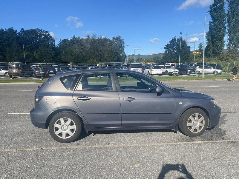 Grå Begagnad 2007 Mazda 3 Inclusive Halvkombi | 30 000 kr (Marknadspris) - Bild 1/4