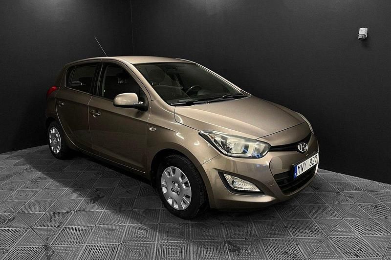 Ljusbrun Begagnad 2012 Hyundai i20 Select Halvkombi | 54 700 kr (Marknadspris) - Bild 1/4