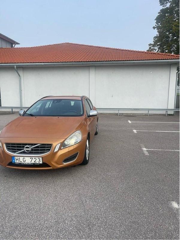 Brun Begagnad 2011 Volvo V60 Momentum Kombi | 43 000 kr (Bra pris) - Bild 1/4