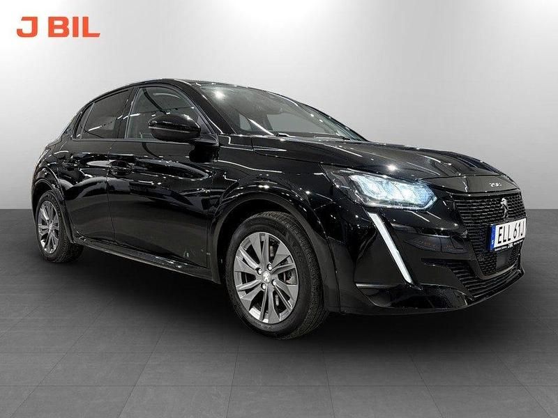 Svart Begagnad 2022 Peugeot e-208 Allure Halvkombi | 184 900 kr (Marknadspris) - Bild 1/3