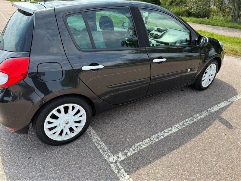 Svart Begagnad 2010 Renault Clio R.S. Halvkombi | 35 000 kr (Marknadspris) - Bild 1/4