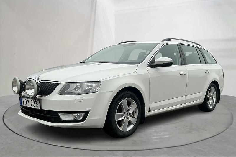 Vit Begagnad 2016 Skoda Octavia Ambition Kombi | 88 500 kr (Marknadspris) - Bild 1/4