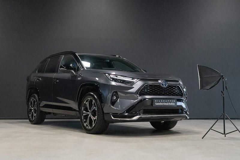 Grey metallic Begagnad 2023 Toyota RAV4 Style SUV | 485 000 kr (Marknadspris) - Bild 1/4
