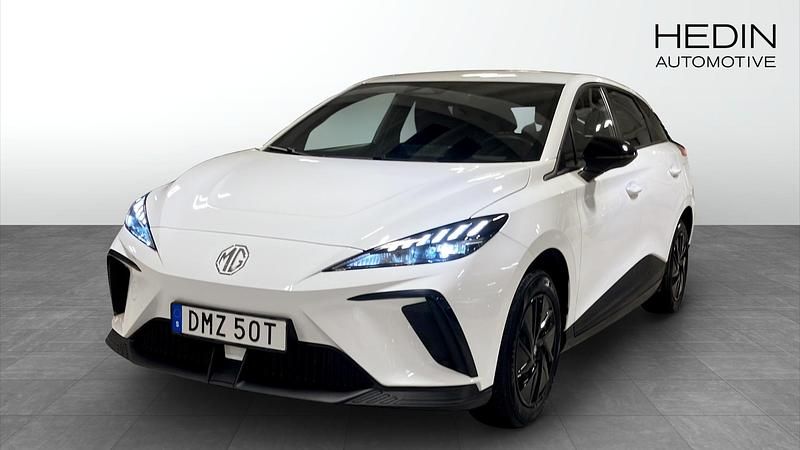 Vit (white) Begagnad 2023 MG MG4 EV Halvkombi | 254 900 kr (Marknadspris) - Bild 1/4