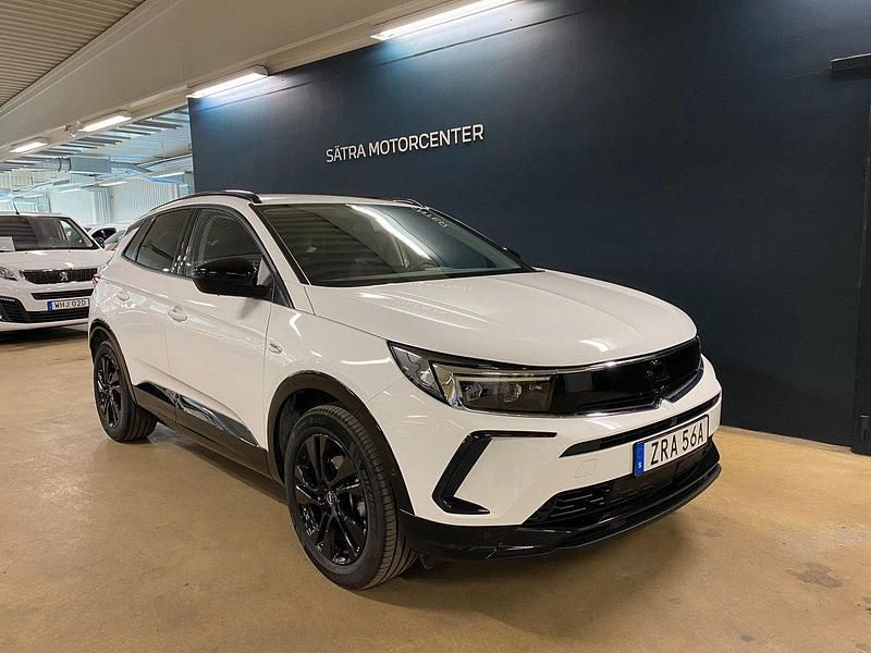 Vit Begagnad 2024 Opel Grandland X SUV | 309 900 kr - Bild 1/4