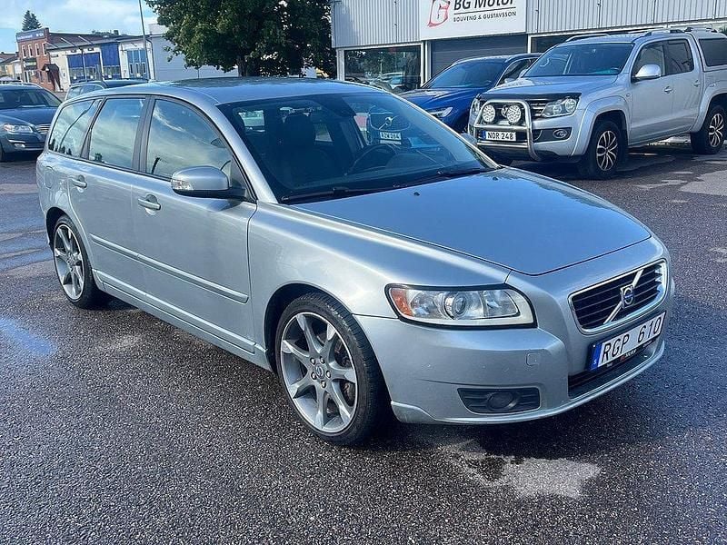 Grå Begagnad 2009 Volvo V50 Momentum Kombi | 29 900 kr - Bild 1/4