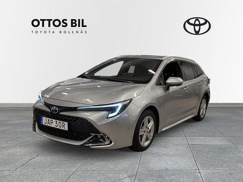 Silver Begagnad 2023 Toyota Corolla Style Kombi | 319 000 kr (Marknadspris) - Bild 1/4
