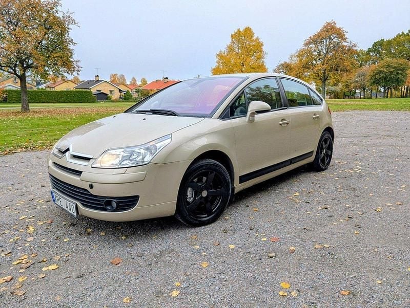 Brun Begagnad 2006 Citroën C4 Halvkombi | 22 500 kr (Marknadspris) - Bild 1/4