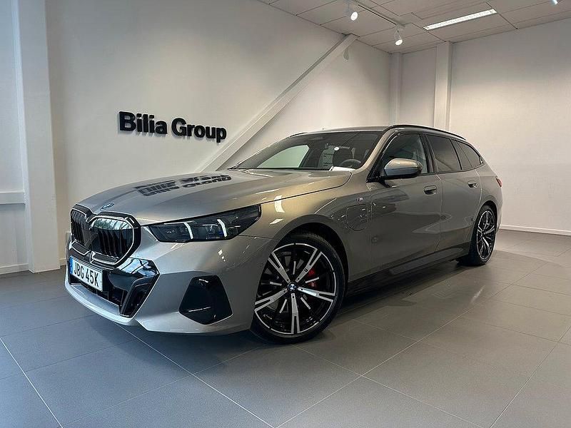 Grå Begagnad 2025 BMW 530e M Sport Kombi | 689 900 kr (Marknadspris) - Bild 1/4
