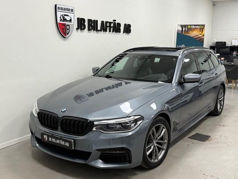 Blå Begagnad 2019 BMW 520 M Sport Kombi | 294 700 kr (Marknadspris) - Bild 1/4