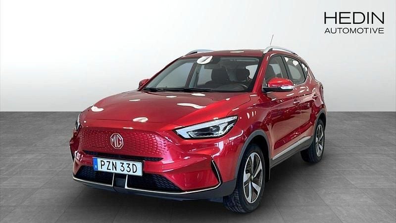 Röd (red) Begagnad 2022 MG ZS Comfort Sedan | 229 900 kr (Bra pris) - Bild 1/4
