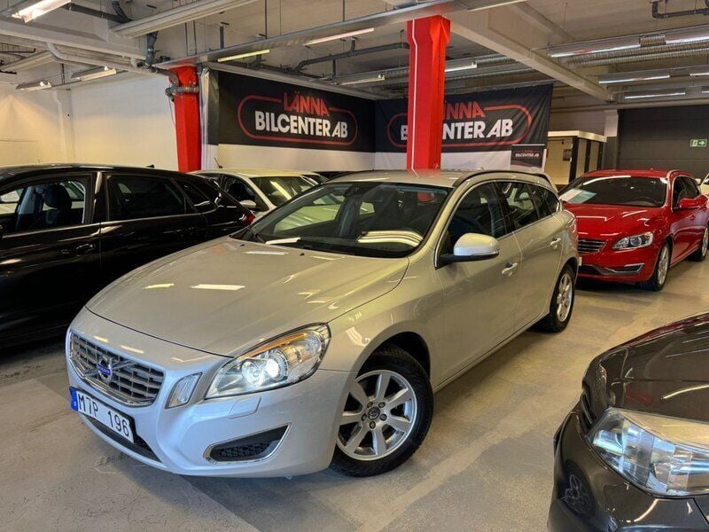 Grå Begagnad 2012 Volvo V60 Momentum Kombi | 99 900 kr (Bra pris) - Bild 1/4