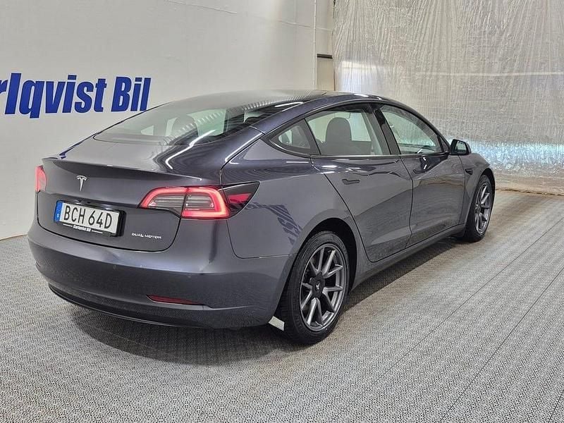 Begagnad Tesla Model 3 366 kW (498 HK) 2021 Grå metallic Sedan
