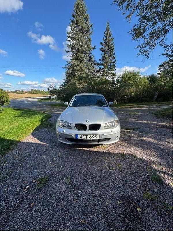 Grå Begagnad 2005 BMW 116 Advantage Halvkombi | 50 000 kr (Marknadspris) - Bild 1/4
