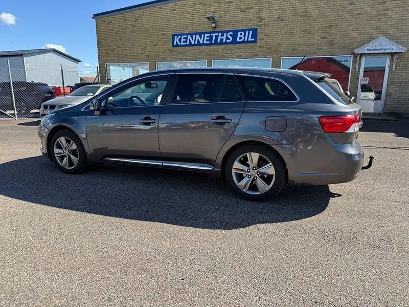 Mörkgrå (grå) Begagnad 2014 Toyota Avensis Edition Kombi | 119 500 kr (Marknadspris) - Bild 1/4