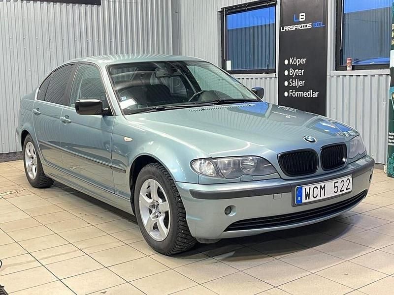 Grön Begagnad 2005 BMW 320 Sedan | 54 900 kr (Marknadspris) - Bild 1/4
