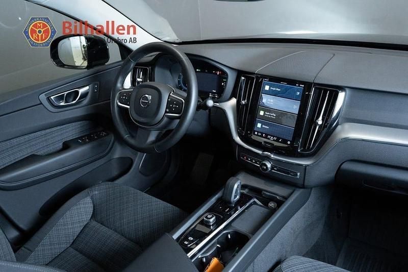 Begagnad Volvo XC60 Core 350 HK (257 kW) 2024 Svart SUV