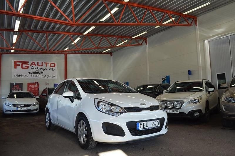 Begagnad Kia Rio 84 HK (61 kW) 2011 Vit Halvkombi