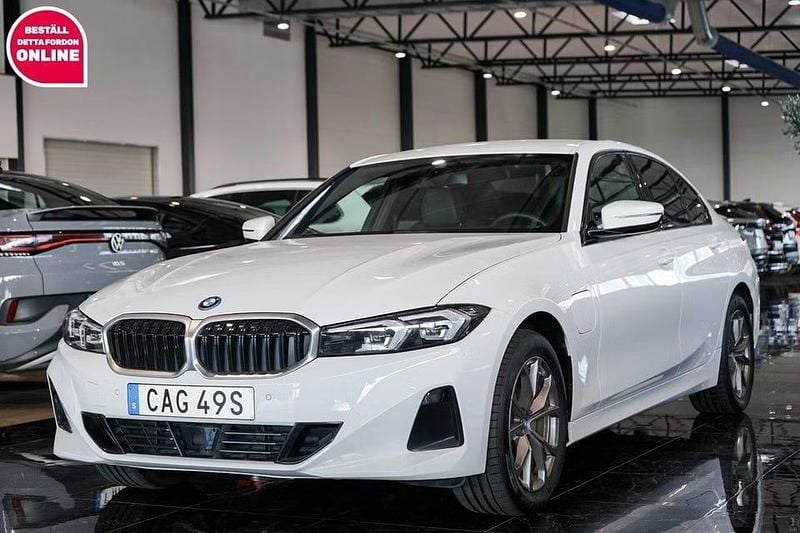 Vit Begagnad 2024 BMW 330 Sedan | 385 000 kr - Bild 1/4