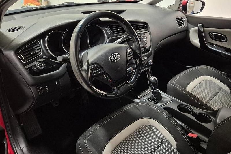 Begagnad Kia Ceed 135 HK (99 kW) 2014 Röd Halvkombi