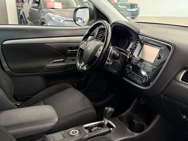 Begagnad Mitsubishi Outlander 150 HK (110 kW) 2015 Vit SUV