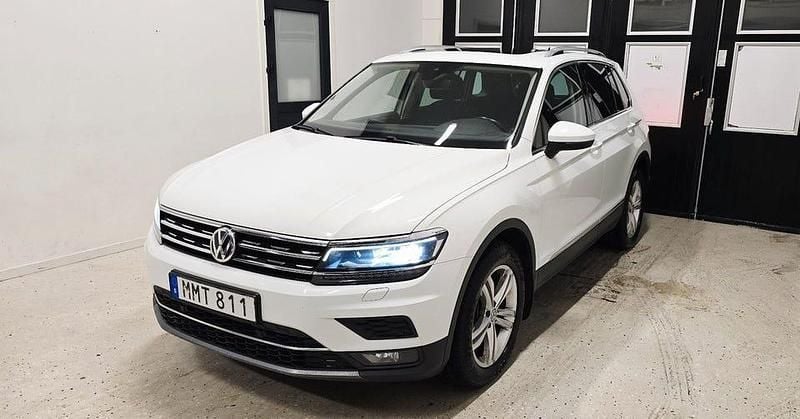 Vit Begagnad 2018 VW Tiguan GT SUV | 184 900 kr (Marknadspris) - Bild 1/4