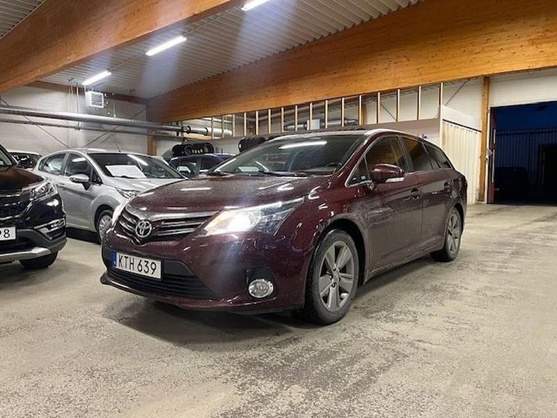 Mörkröd (röd) Begagnad 2015 Toyota Avensis Kombi | 129 000 kr (Bra pris) - Bild 1/1