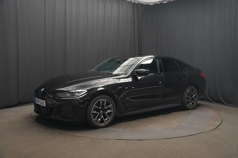 Svart Begagnad 2023 BMW i4 M Sport Sedan | 469 800 kr (Marknadspris) - Bild 1/3