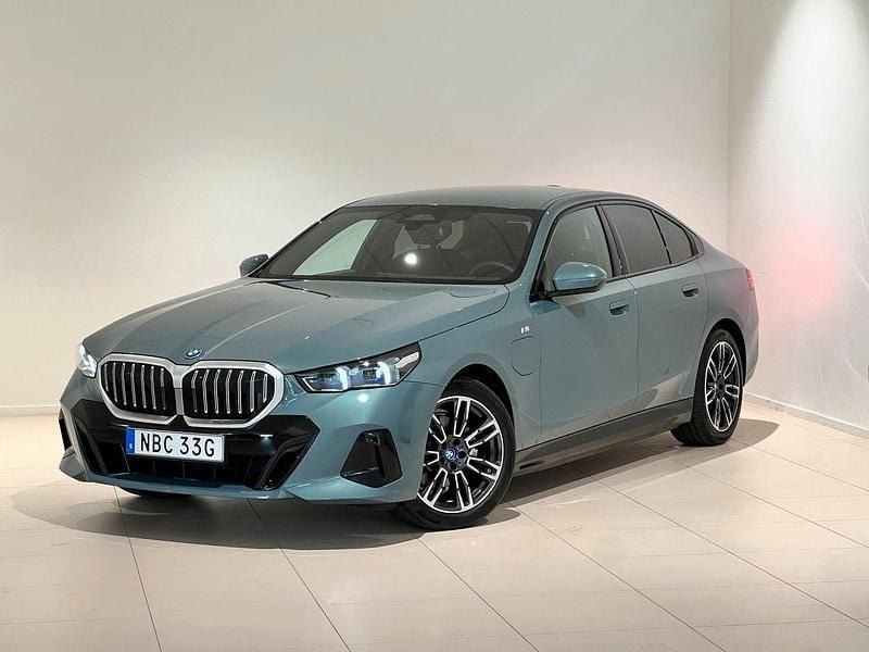 Grön Begagnad 2024 BMW 530e M Sport Sedan | 659 000 kr (Bra pris) - Bild 1/4