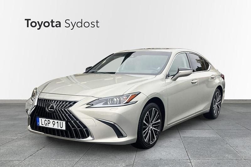 Silver Begagnad 2022 Lexus ES300H Limited Edition Sedan | 409 900 kr (Bra pris) - Bild 1/4