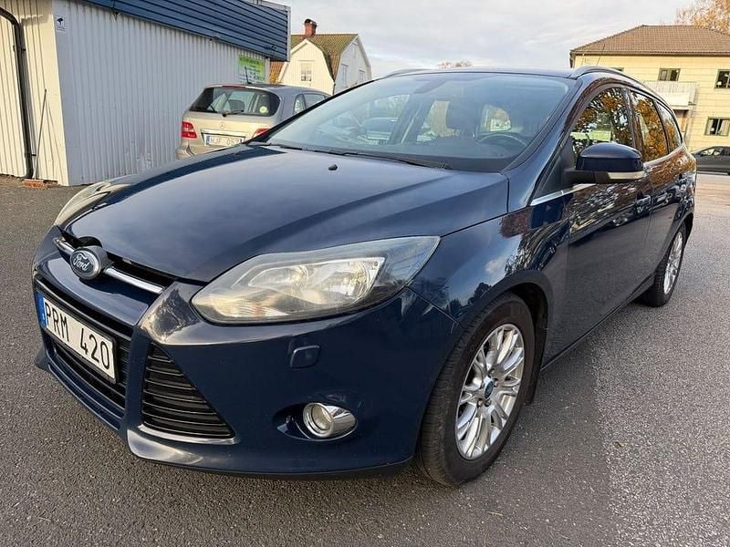 Blå Begagnad 2012 Ford Focus Titanium Kombi | 55 000 kr (Marknadspris) - Bild 1/4