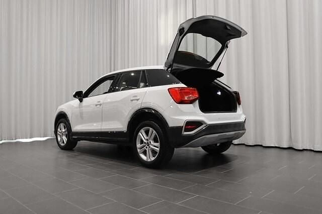 Begagnad Audi Q2 Advanced Plus 150 HK (110 kW) 2023 Glaciärvit metallic SUV