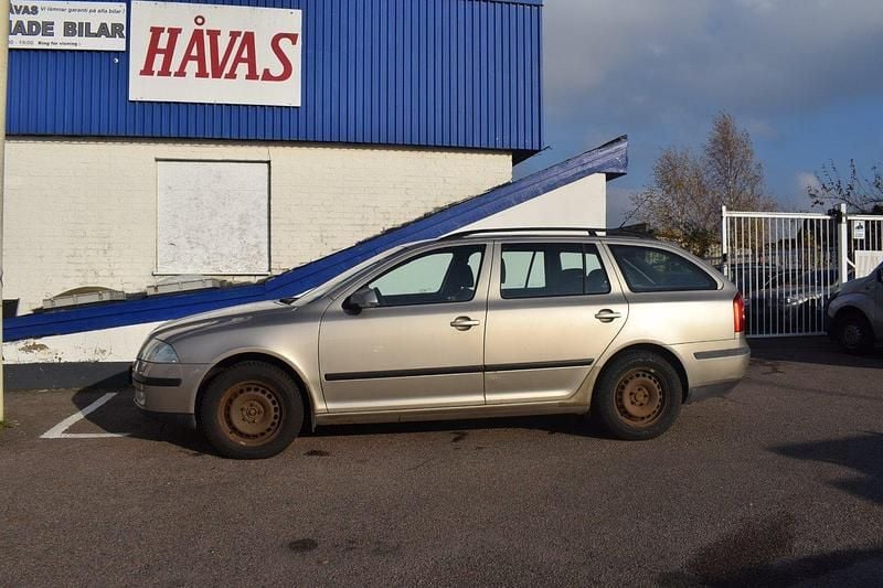Ljusbrun (brun) Begagnad 2005 Skoda Octavia Kombi | 26 500 kr (Marknadspris) - Bild 1/4