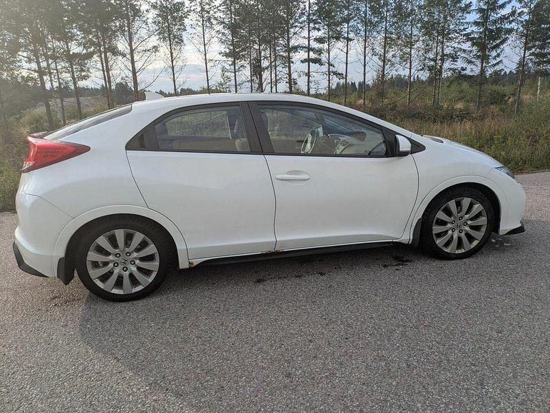 Vit Begagnad 2012 Honda Civic Sport Halvkombi | 65 000 kr (Bra pris) - Bild 1/4