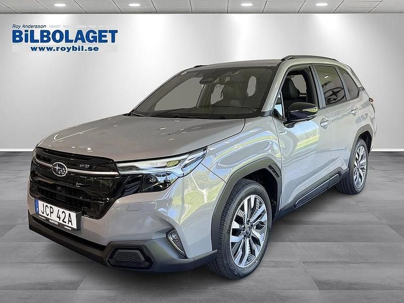 Grå Begagnad 2024 Subaru Forester SUV | 429 900 kr (Marknadspris) - Bild 1/4