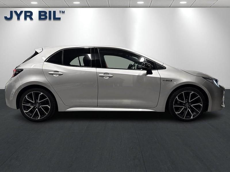 Begagnad Toyota Corolla Hybrid Executive 184 HK (135 kW) 2019 Silver Halvkombi