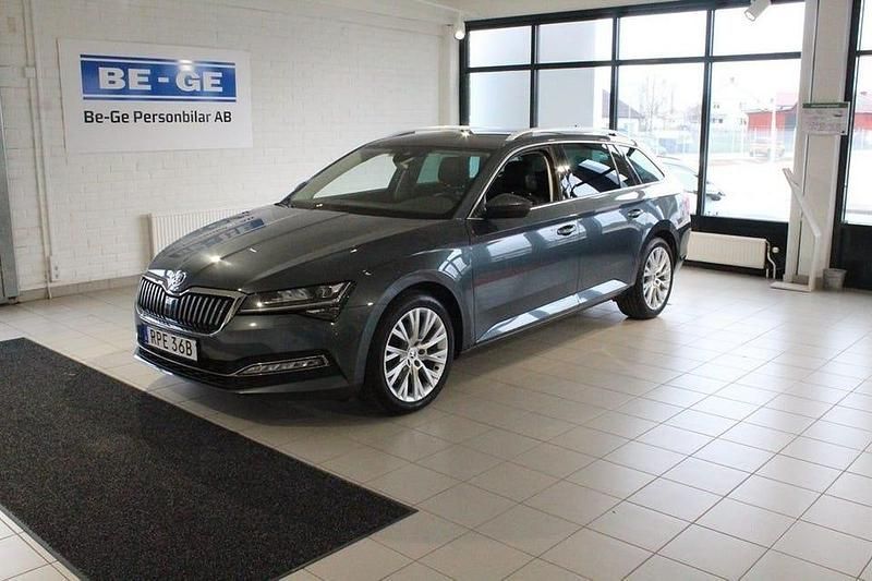 Grå Begagnad 2019 Skoda Superb Style Kombi | 249 900 kr (Marknadspris) - Bild 1/4