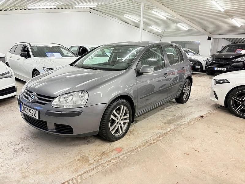 Begagnad VW Golf IV Trendline 102 HK (75 kW) 2005 Grå Halvkombi