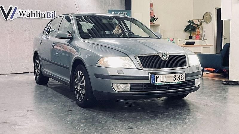 Mörkgrå (grå) Begagnad 2007 Skoda Octavia Halvkombi | 34 900 kr (Marknadspris) - Bild 1/4